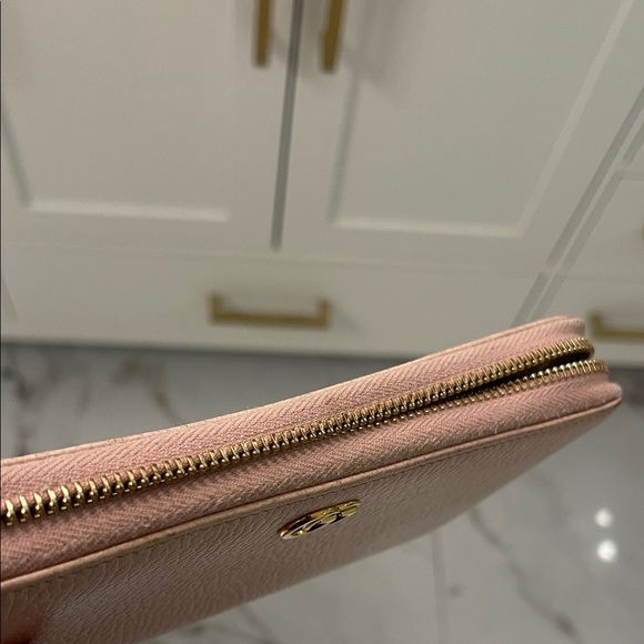 Gucci Blush Leather Wallet with Gold Logo - Picture 3 of 10